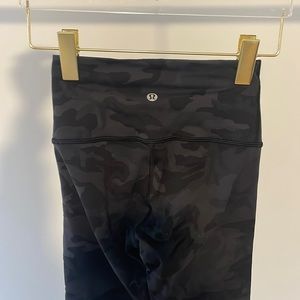 LULULEMON WUNDER UNDER SIZE 2 SHORTEST LENGTH CAMO BLACK AND GREY